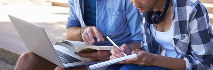Images de deux étudiants en pleine revision